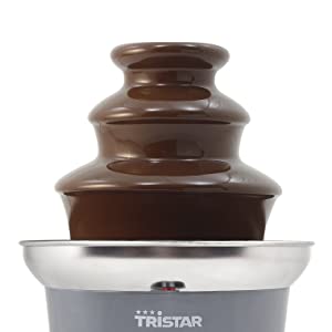 3 étages de la fontaine à chocolat Tristar CF-1603 avec chocolat fondu, sur fond blanc