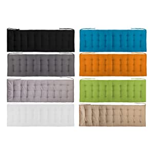 Coussins pour banc de différentes couleurs.