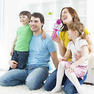 Les parents et les enfants utilisent les microphones karaoke Fede pour chanter à la maison