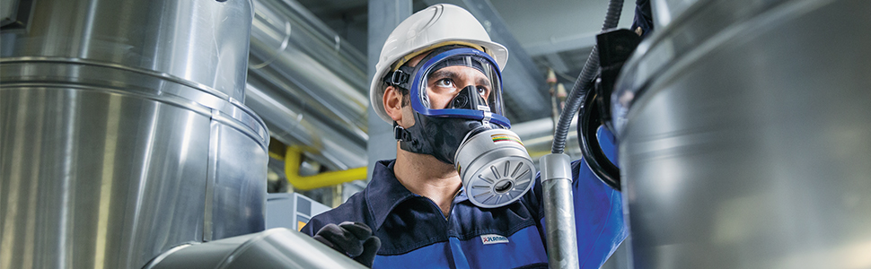 chemical plant worker wearing Dräger X-plore 5500