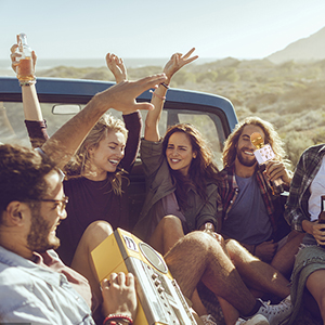 Un groupe de jeunes utilise des microphones karaoke Fede pour chanter lors d'un voyage en voiture