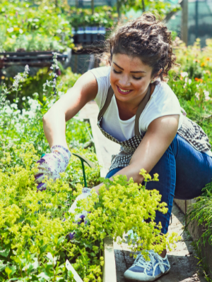 femme jardinage