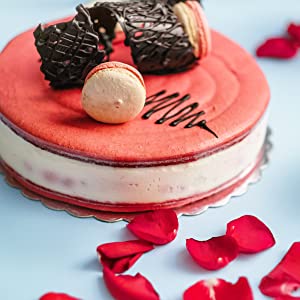 gâteau framboises macarons chocolat amer camelur poudre de fruit bio délicieux pétales de rose 