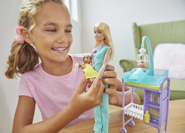 Barbie Métiers coffret poupée Pédiatre blonde avec cabinet médical, deux bébés et accessoires, jouet pour enfant, GKH23, 6 – Image 5