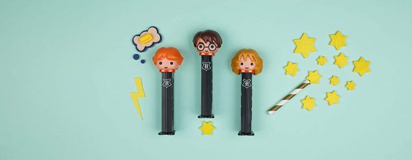 PEZ ??Twin pack Licence Harry Potter ??Combinaison unique de bonbons aux goûts fruits et d’un distributeur ??Contient 2 distributeurs PEZ + 4 recharges de bonbons personnages aléatoires