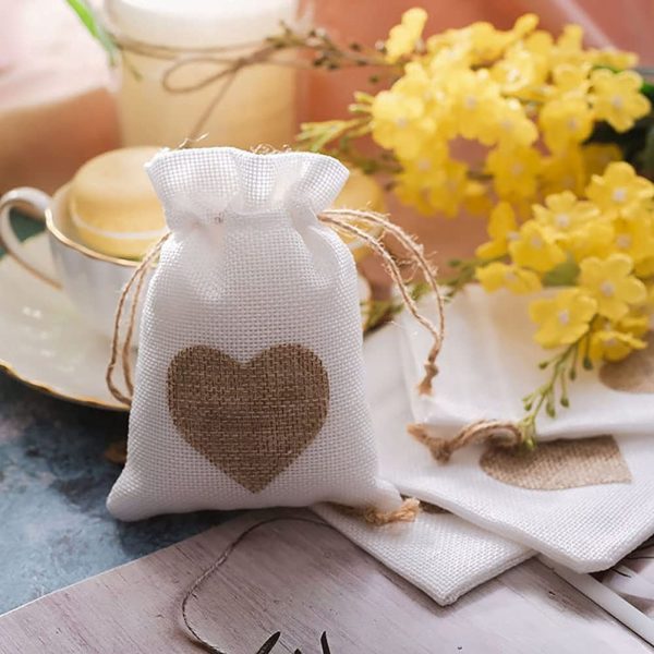 Fablcrew 30Pcs Sachets en Toile de Jute Pochettes avec Cordon et Motif de Coeur pour Dragée Bijoux Cadeau Mariage Baptême Anniversaire Noël 10 * 14CM – Image 3