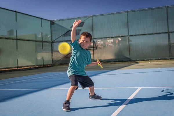 Crefotu Raquette de tennis pour enfant avec sac, raquette en plastique comprenant 4 balles en mousse, 6 volants de badminton pour enfants (plus de 3 ans), jeu de sport en extérieur/intérieur – Image 3