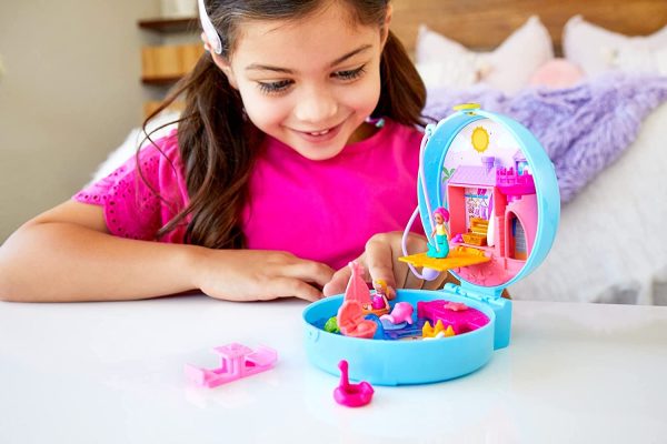 Polly Pocket Coffret Univers La Plage des Dauphins, mini-figurines Polly et sirène, 5 surprises et 12 accessoires, jouet pour enfant, GTN20 – Image 2