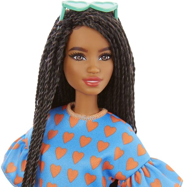 Barbie Fashionistas poupée mannequin #172 aux longs cheveux bruns tressés et portant un ensemble bleu à motifs cœurs, jouet pour enfant, GRB63