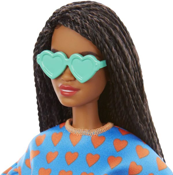 Barbie Fashionistas poupée mannequin #172 aux longs cheveux bruns tressés et portant un ensemble bleu à motifs cœurs, jouet pour enfant, GRB63 – Image 3