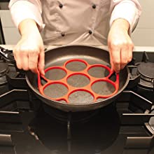 Placer le moule à blinis dans la poêle