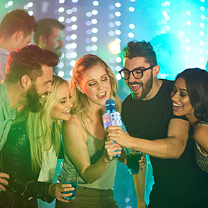 Des amis utilisent des microphones karaoke Fede pour chanter à la fête