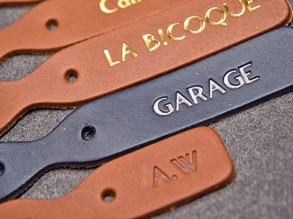 Porte-clés en cuir personnalisé, cadeau parfait avec monogramme fait à la main en France (Noir) – Image 7