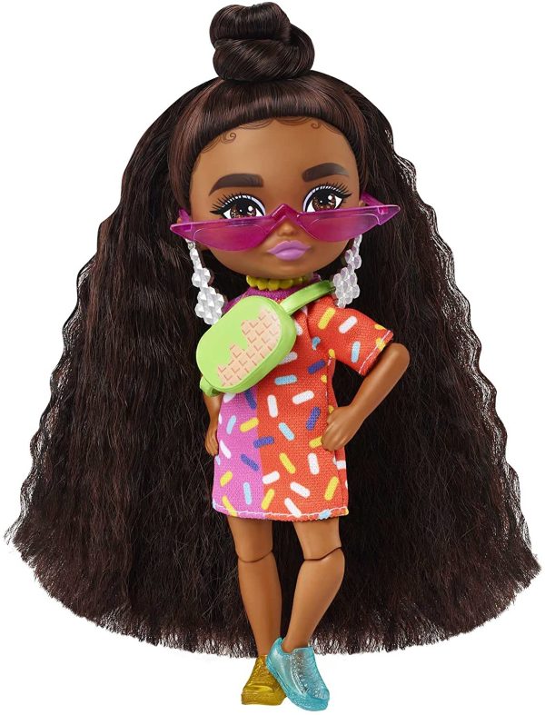 Barbie Extra Mini poupée n°1 (14 cm) avec robe et manteau, socle et accessoires dont lunettes de soleil et sac banane, jouet pour enfant, HGP63 – Image 2