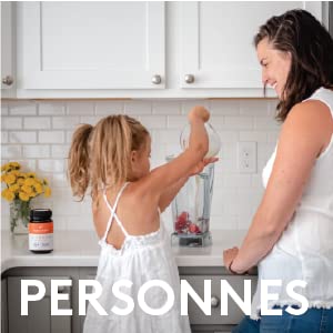 Mère et fille dans la cuisine avec du miel de Manuka