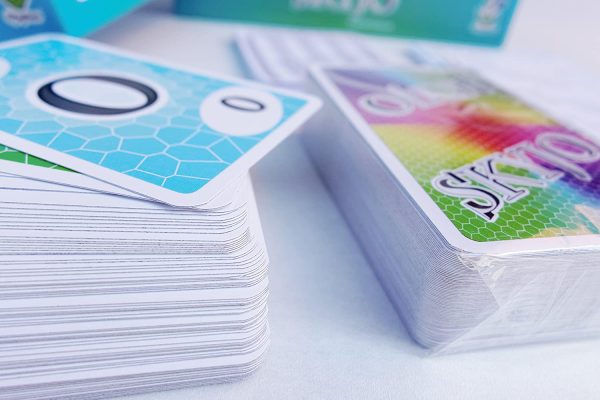 SKYJO, de Magilano - Le tout nouveau jeu de cartes pour les petits et les grands. Un jeu de société idéal pour se divertir et passer des soirées amusantes avec des amis et en famille. – Image 8