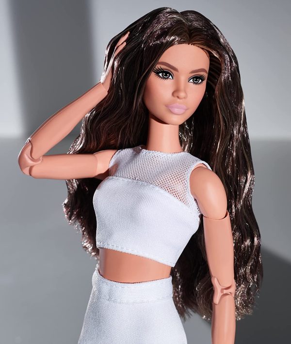 Barbie Signature poupée de collection articulée Looks, aux longs cheveux ondulés, crop-top et jupe longue asymétrique blanche, jouet collector, GTD89 – Image 5