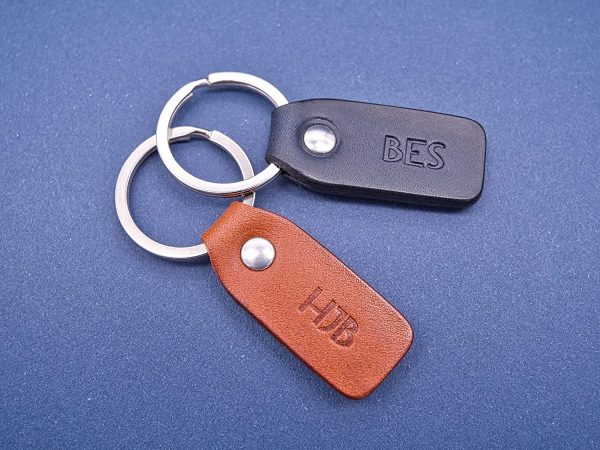 Porte-clés en cuir personnalisé, cadeau parfait avec monogramme fait à la main en France (Noir) – Image 6