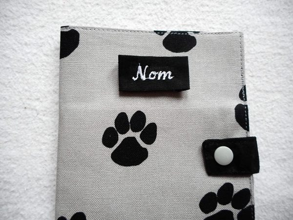 Etui Passeport pour Animaux de Compagnie Protège Carnet de Santé Chat Chien Nac Nom Brodé Empreintes de Pattes Noires Gris – Image 5