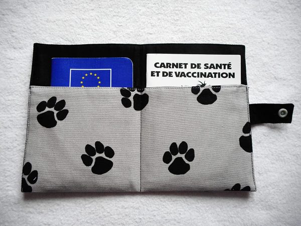 Etui Passeport pour Animaux de Compagnie Protège Carnet de Santé Chat Chien Nac Nom Brodé Empreintes de Pattes Noires Gris – Image 4