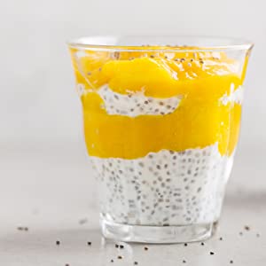 Lait de coco, mangue et graines de chia.