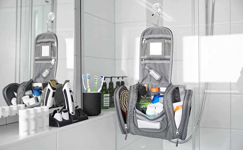 Trousse de toilette suspendue à la paroi de douche avec accessoires.