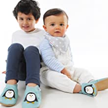 Chaussures Dotty Fish pour bébés et jeunes enfants portées par des petits garçons