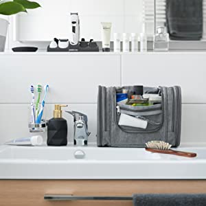 Trousse de toilette dans la salle de bain avec accessoires.