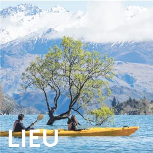 Couple de kayak sur le magnifique lac Wanaka en admirant la diversité des paysages Nouvelle-Zélande