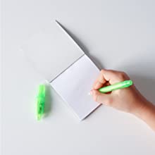 Le stylo a une encre invisible pour dessins sur papier.Offrir aux invités d'un anniversaire d'enfant