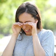 Poussières et pollution sur les cils et dans les yeux