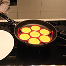 Laisser cuire la pâte dans le moule à blinis