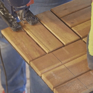 Carrelage en bois d'acacia.