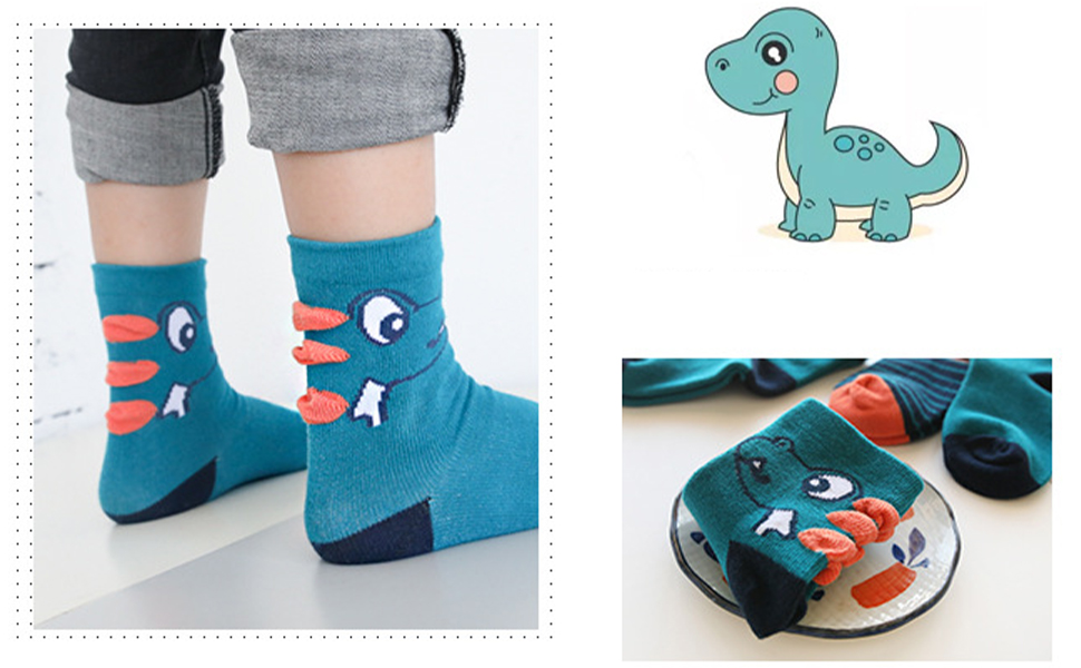 un garçon portant des chaussettes de dinosaure