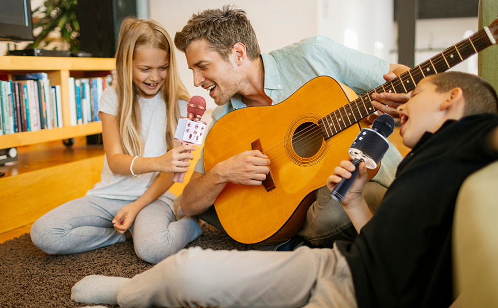 Père et 2 enfants chantent avec le microphone sans fil Fede