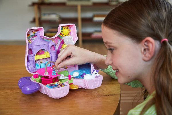 Polly Pocket coffret Licorne en Fête avec mini-figurines Polly et Lila, plusieurs zones de jeu, 25 surprises et accessoires, jouet pour enfant, GVL88 – Image 4